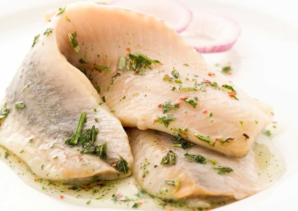 zwei Matjesfilets mit Thymian und Zwiebeln